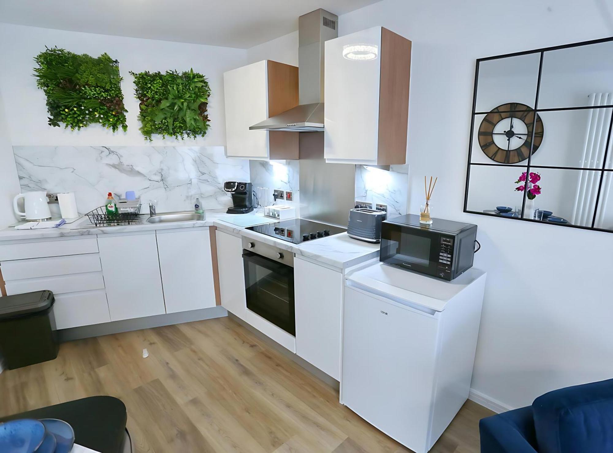 Apartment New Refurb Mins From Coop Man Park For Free Pass The Keys *