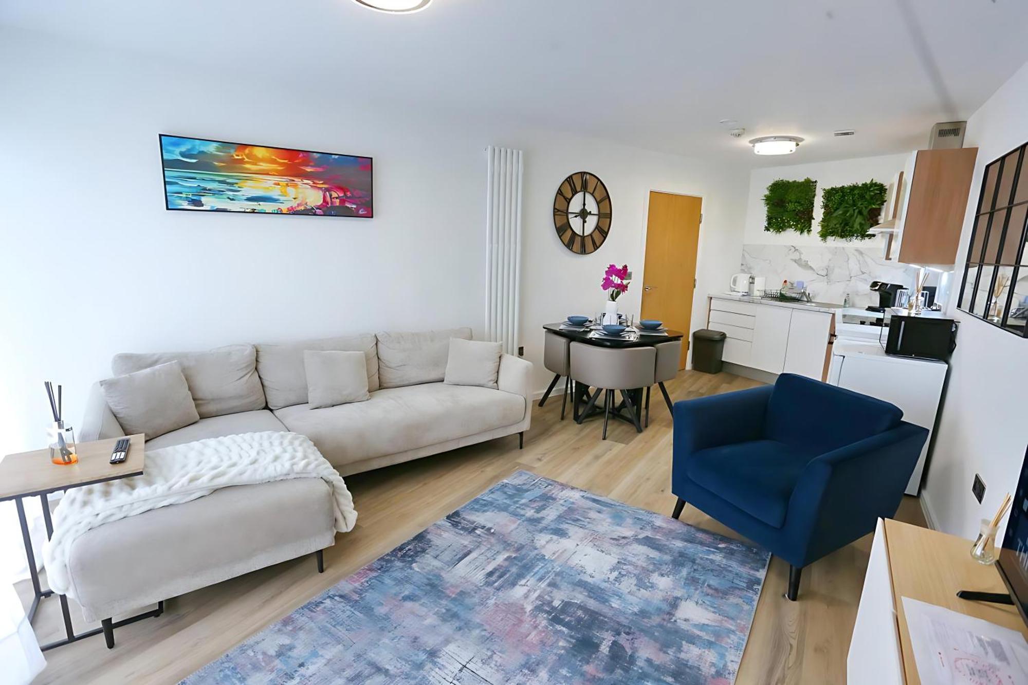 Apartment New Refurb Mins From Coop Man Park For Free Pass The Keys *