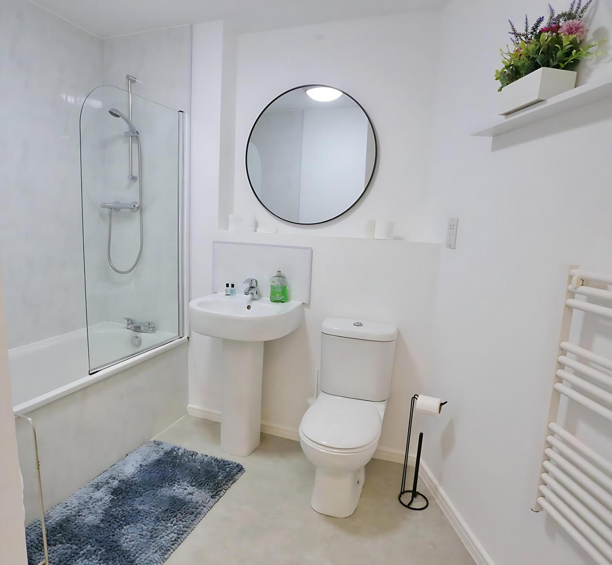 New Refurb Mins From Coop Man Park For Free Pass The Keys Apartment